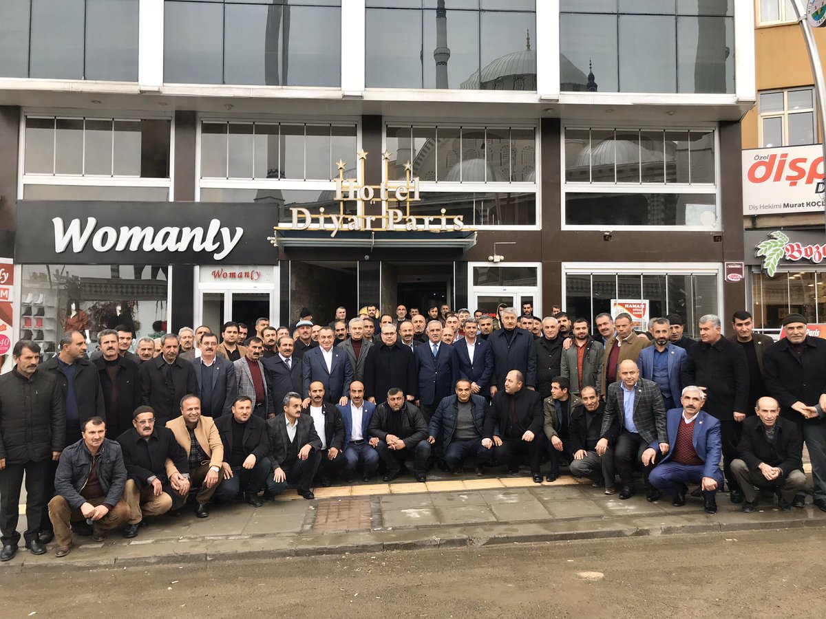 Muş Valimiz Sayın İlker Gündüzöz’ün de katılımı ile ilimizdeki Mahalle ve Köy Muhtarlarıyla bir araya geldik. Desteklerini her zaman hissettiğimiz Muhtarlarımıza şükranlarımı sunuyor, çalışmalarında kolaylıklar diliyorum.