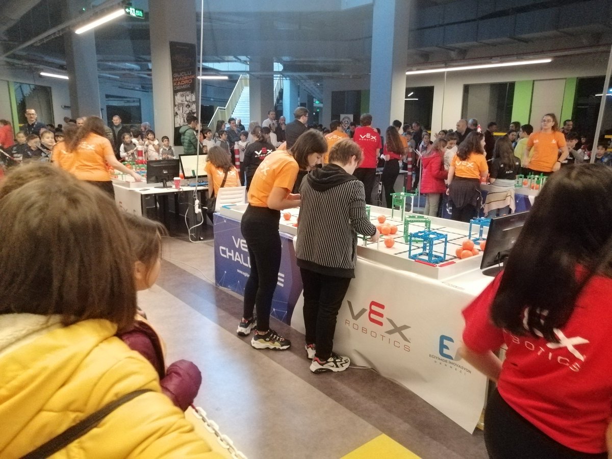 steammakerfbk's tweet photo. Fikribilim Sciencestars takımı Vex Robotik Turnuvası'nı izlemek için Nişantaşı Üniversitesi'ndeydi. https://t.co/W5stRJsF5U