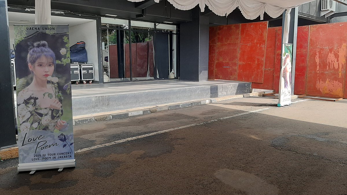 Halo, untuk kontributor project #IUinJKT, kalian bisa ambil freebies di pintu barat ya 💙