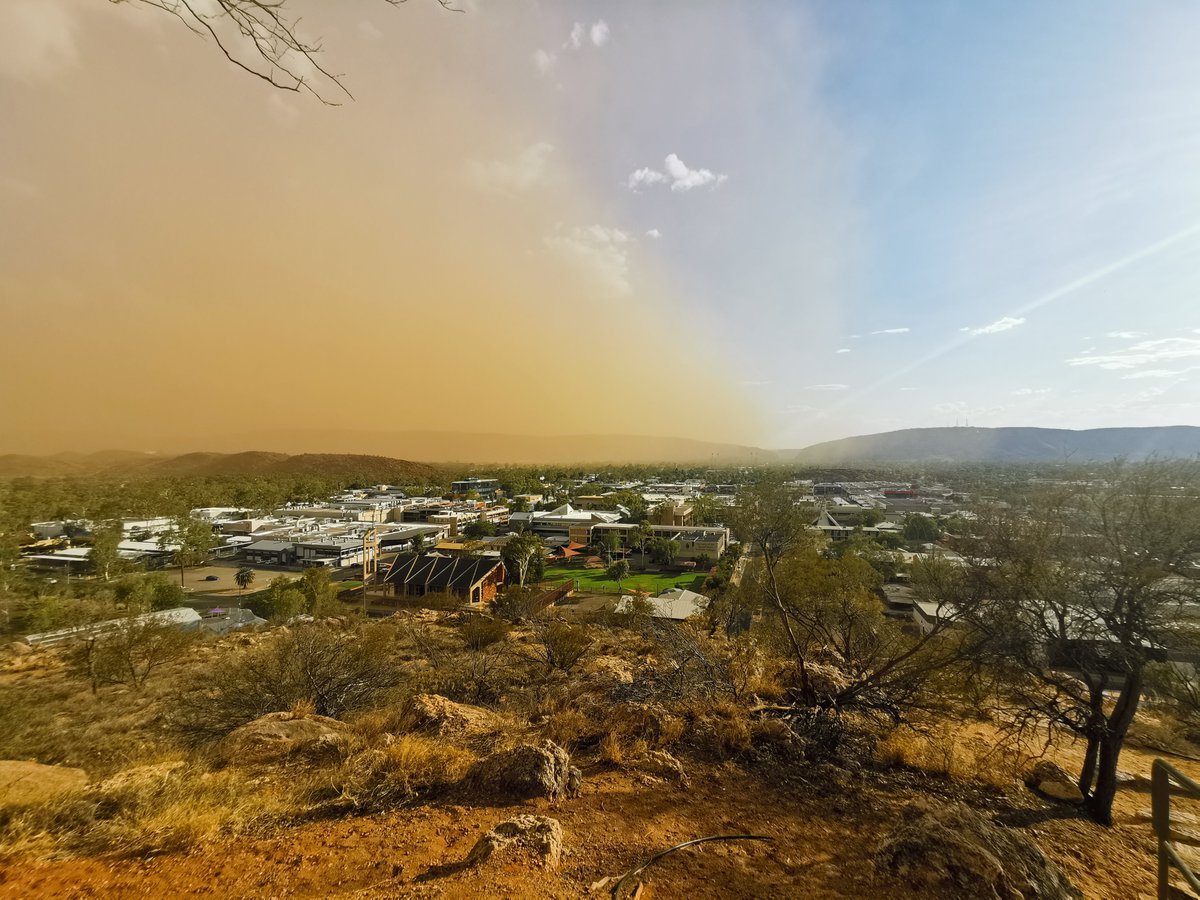 gmcgargill's tweet photo. Unreal watching the dust storm roll in to the #RedCentreNT #AliceSprings #DoTheNT @VisitCentralAus https://t.co/RUceIXWXoQ