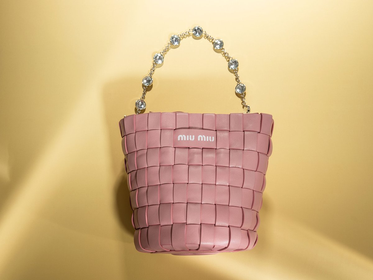 Miu Miu Japan コーディネートに華を添える ミュウミュウ 新作バッグ T Co Ale9fnmoqq Miumiu