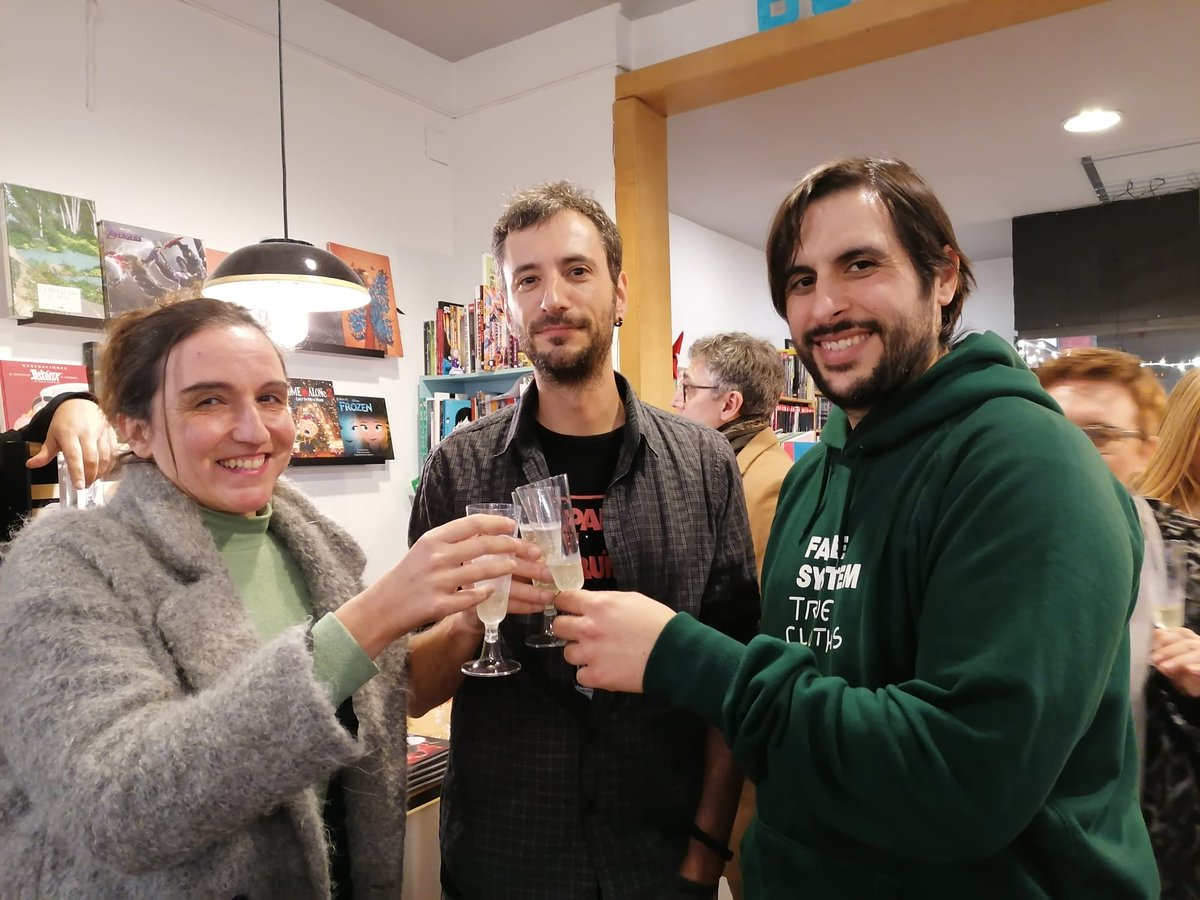 ElBiblionauta's tweet photo. #TOC2019 Resum fotogràfic de la festa que va tenir lloc ahir 27/12/2019 a la @La_Bookman_  per celebrar el 7è aniversari del web i presentar el 5è número de #Freakcions 😍🎸🎄https://t.co/GqNzl1WqgU https://t.co/E935PGEG6b