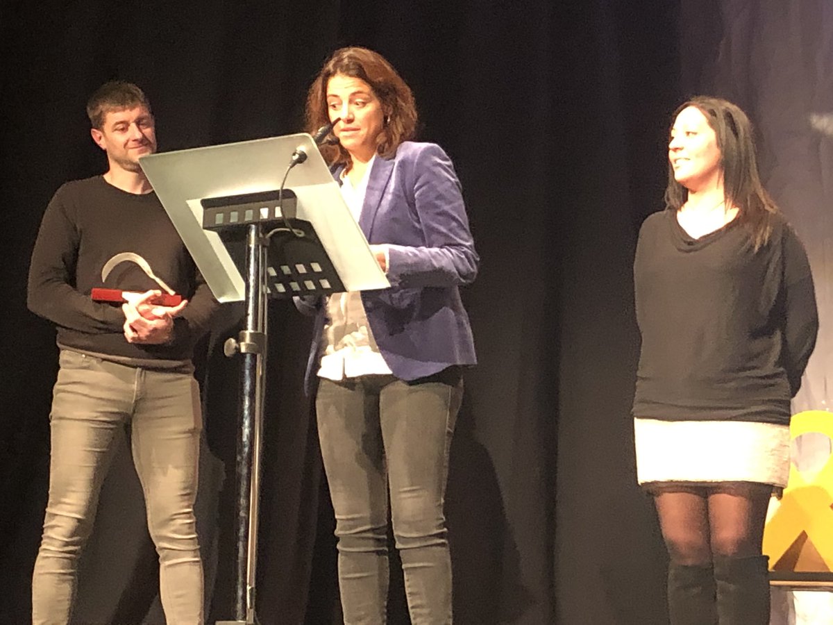 Un any més <a href="/RevistaResso/">Revista Ressò</a> premia la tasca de projecció exterior i constància #SCFarners amb els premis #LaFalç. Guardons ben merescuts per a @amaynegra (Flors Laguarda) i la tasca educativa i formativa al llarg de 100 anys de <a href="/ceipssdh/">Escola Sant Salvador</a>. Acte amb entrevista brillant a <a href="/JordiPina1/">Jordi Pina</a>