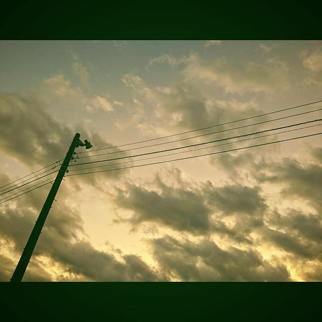 TetsuChangue's tweet photo. 黄昏時。It's a sunset time 
#landscape #skyview #sunset #amber #pixel3xl #黄昏時 #風景写真 #空の写真 #夕方の空 #イマソラ https://t.co/akJRgtIZ0V https://t.co/Hz1qtaTRNM