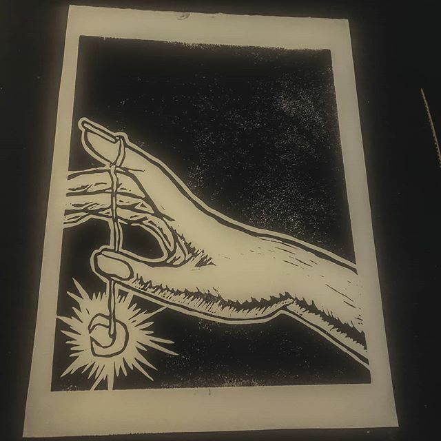 oddaxe's tweet image. "La Luna" 9"×12" linocut for #printersolstice #noir @speedball_art @im_printed @linocaveprints @follysomeprints 
#printmaking#linocut#linoleumprint#art#paper#ink#moon#luna ift.tt/39grTg1