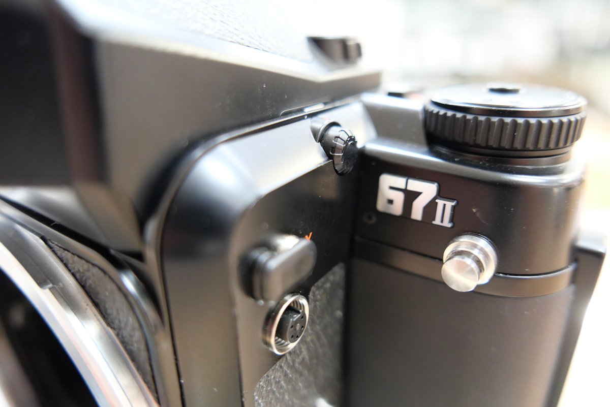 sanpoucamera's tweet photo. 少々休憩を挟みまして( ゚Д゚)・・・
PENTAX 67II AE BODY が入荷しました。
この機種、凄まじく使い込んだ状態の物が多く・・・
中々綺麗な状態では見かけなくなったカメラ。
少々使用感はありますが、まだまだ実用頂けそうです。
#PENTAX
#67II https://t.co/r5cQlyvswl