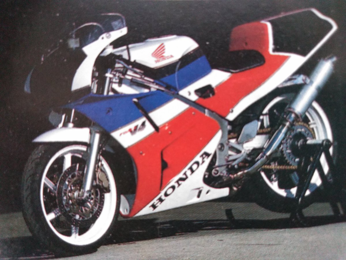 HRCが製作したホンダVFR400RのSPキットパーツ仕様車です。マフラー中間