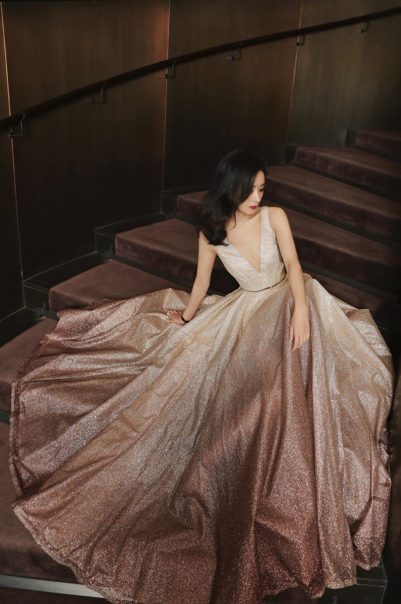 dramapotatoe's tweet photo. #ZhaoLiying is stunning in Paulain for the Tencent Video All Star Awards 2019

#赵丽颖 #zaniliazhao #TencentVideoAllStarAwards2019 https://t.co/36rJqf5WAu