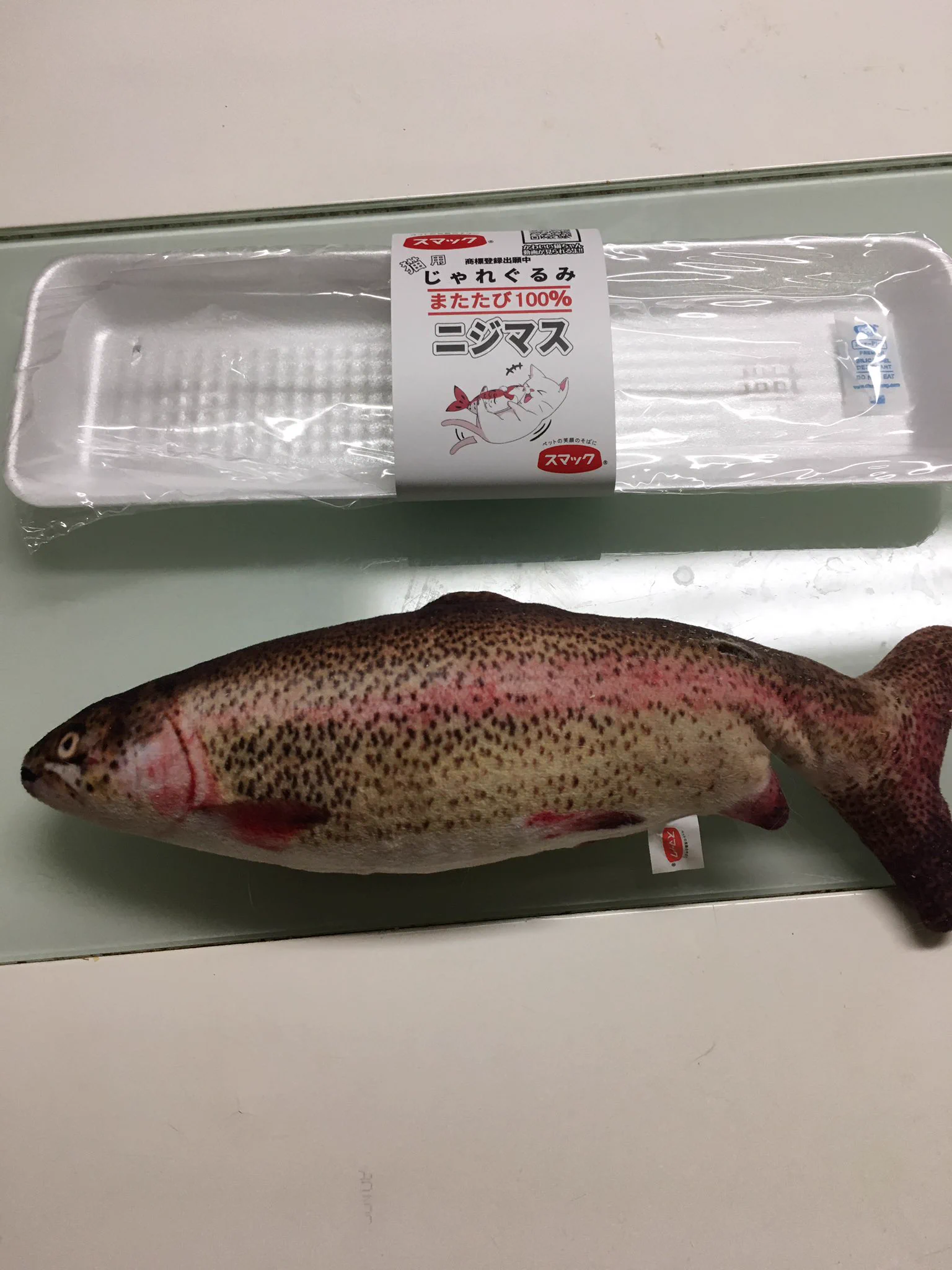 猫ちゃんにまたたびいりの「ニジマス型のぬいぐるみ」を与えたらものの数分で破壊されてしまった！！