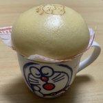 この手があったか!冷凍の肉まんを水入りのカップの上に置き、レンジで2分チンするだけ!