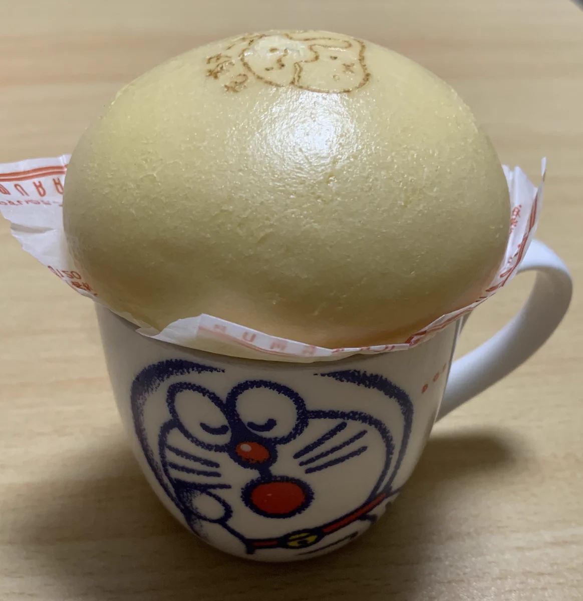 この手があったか！！冷凍の肉まんを水入りのカップの上に置き、レンジで2分チンするだけ！！