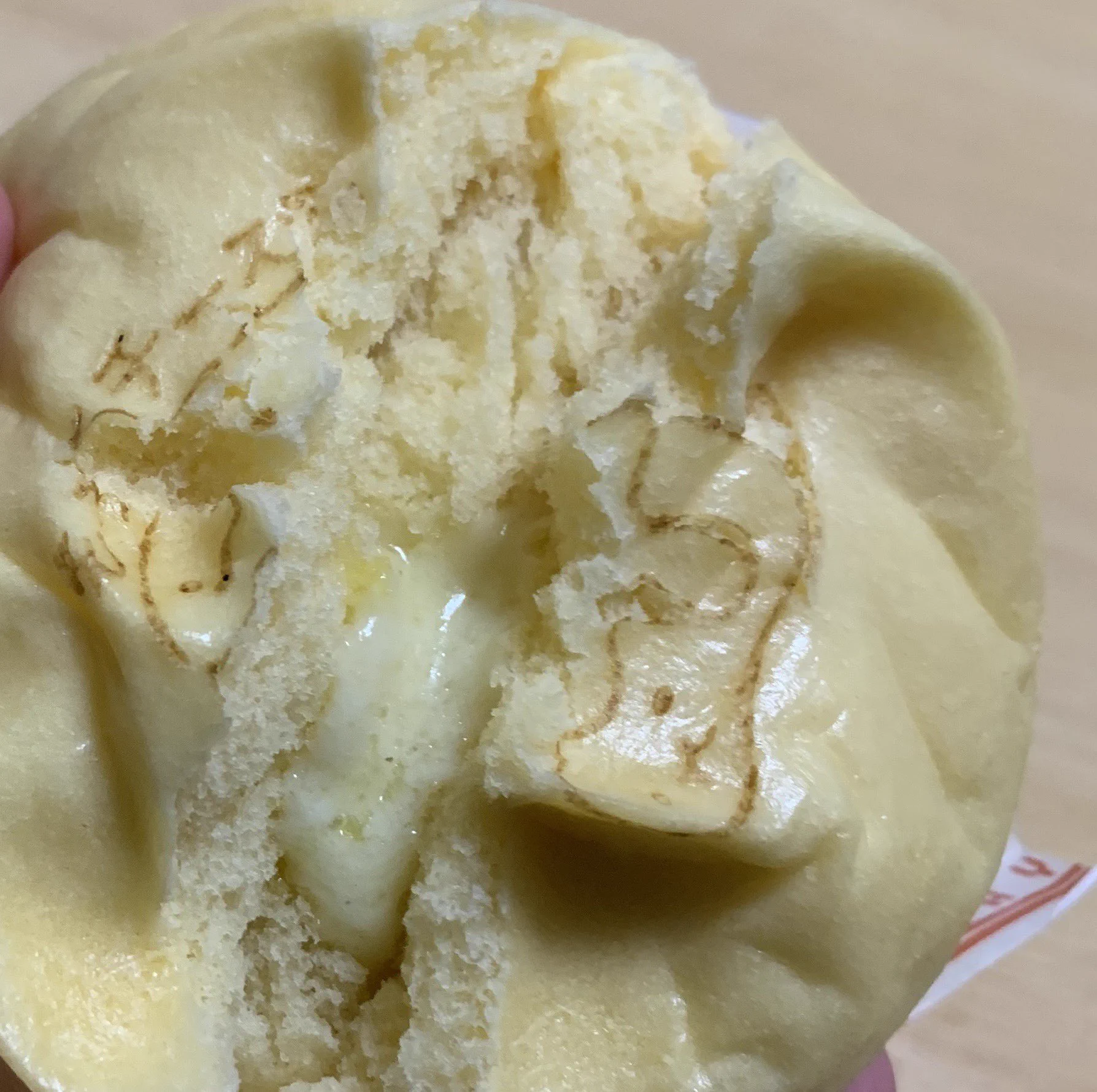 この手があったか！！冷凍の肉まんを水入りのカップの上に置き、レンジで2分チンするだけ！！