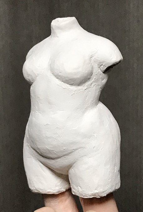 第六ラウンド…。まだ仕上げ段階にはほど遠いけど、少しヤスリがけしたので中途半端になめらか化…。だいぶ形になって来た(様な気がする)。 