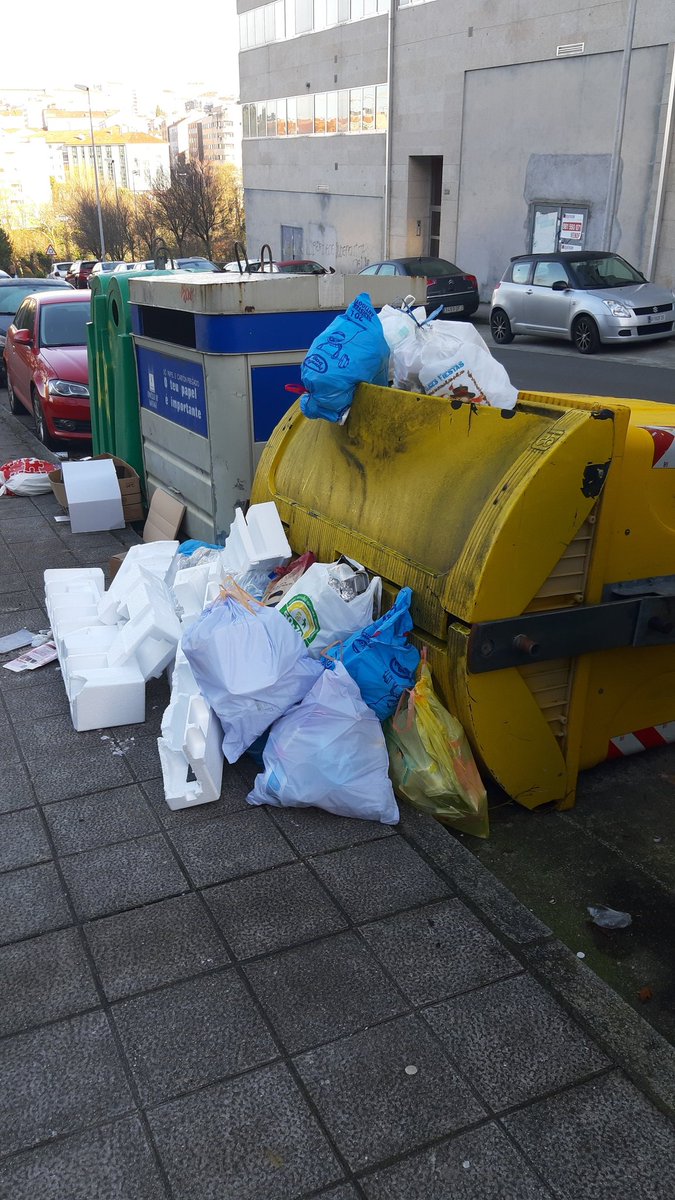 jacoboxacobeo's tweet photo. Compostela. 28 de diciembre. Non o verás na prensa porque @martinhonoriega non é alcalde. Así desde o día 24. Pepe Bugallo, ese gran xestor que decía que a cidade estaba sucia. https://t.co/4J4Mz3kFRp