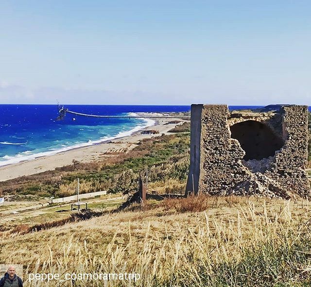 CalabriaTweet's tweet photo. Visione mediterranea. Grazie a @peppe_cosmoramatrip per questo scatto da Punta Alice, Cirò Marina (KR)! #puntaalice #ciromarina #cirómarina #crotone #calabriatweet  #mediterrean #mediterraneo #mare #sea #paesaggio #ruins #calabriadaamare  #calabria #kala… https://t.co/7RWGbp6xei https://t.co/uH13Pssl8o