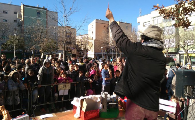 La_Directa's tweet photo. #CRUÏLLA | Cop de bastó al #Nadal excloent https://t.co/jWmNBWCQzV Iniciatives de caràcter social i autoorganitzades porten les d’hivern als sectors més vulnerables, reivindicant un sentit comunitari i transformador. Per Joan Ballart, publicat a la #Directa490 https://t.co/52Fe83smav
