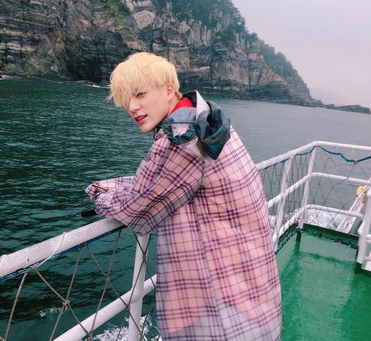 lee jeno  – alpha werewolf that very much loves nightly boat rides and riling up na jaemin