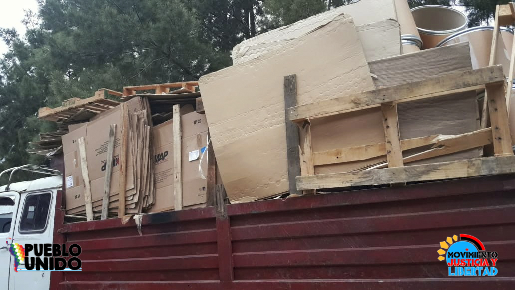MovimientoJYL's tweet photo. Nueva jornada recuperando residuos en Laboratorio Lepetit ♻Por intermedio de la @opds_gba compañeros de la planta del @MovimientoJYL retiraron alrededor de 1300 kgs d cartón.Seguimos juntos x la ley de Desarrollo Sostenible y así,hacer d nuestro #MedioAmbiente🌿un #MundoMejor 🌎 https://t.co/rapzFb5uKx