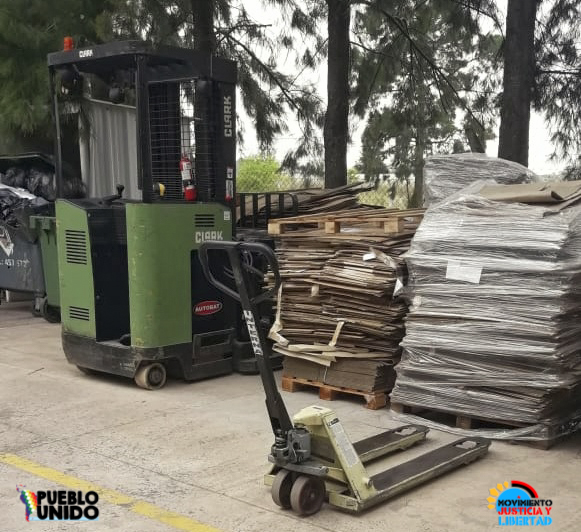 MovimientoJYL's tweet photo. Nueva jornada recuperando residuos en Laboratorio Lepetit ♻Por intermedio de la @opds_gba compañeros de la planta del @MovimientoJYL retiraron alrededor de 1300 kgs d cartón.Seguimos juntos x la ley de Desarrollo Sostenible y así,hacer d nuestro #MedioAmbiente🌿un #MundoMejor 🌎 https://t.co/rapzFb5uKx