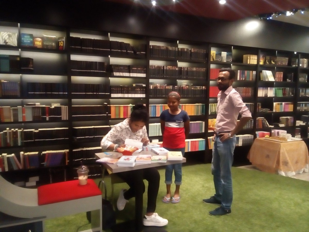 LittleHousePub1's tweet photo. Fan talk with Ganga #writers https://t.co/FuzGB7mUXC