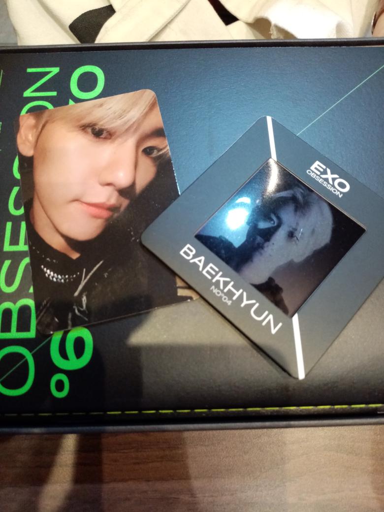 unnieee_'s tweet photo. Flex ko lang yung first ever album unboxing experience ng pinsan ko kanina tapos si Baekhyun yung first pull nya! Thank you @thestarshopPH! Sobrang happy nya! 😍😍😍😘

#TSSFeedbacks https://t.co/qDKmAjrwO8