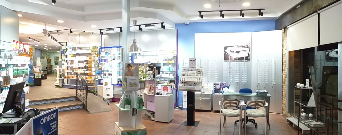 styledpro's tweet image. Dotamos de #iluminación #led de carril para exponer los productos de esta farmacia.