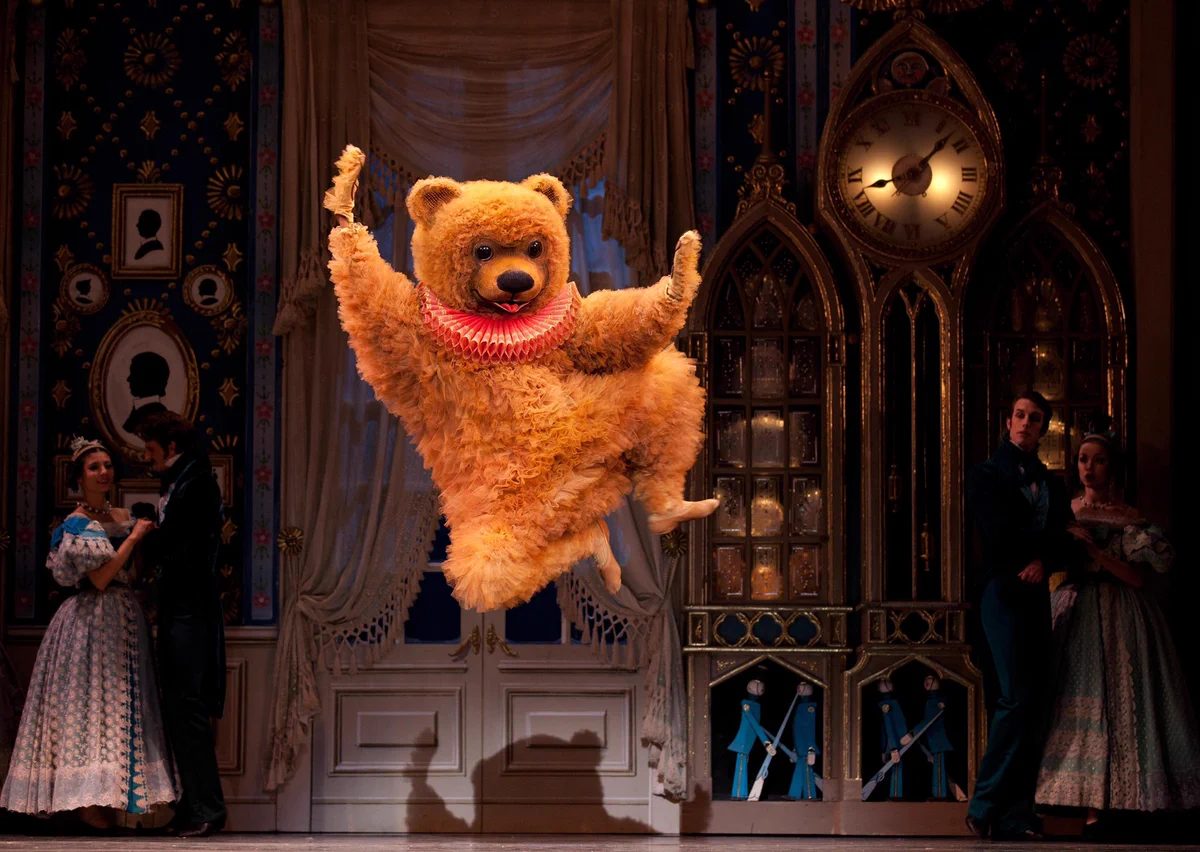 【ガチャピンが入ってるのか】くるみ割り人形のクマの演技がストイック過ぎて草生える