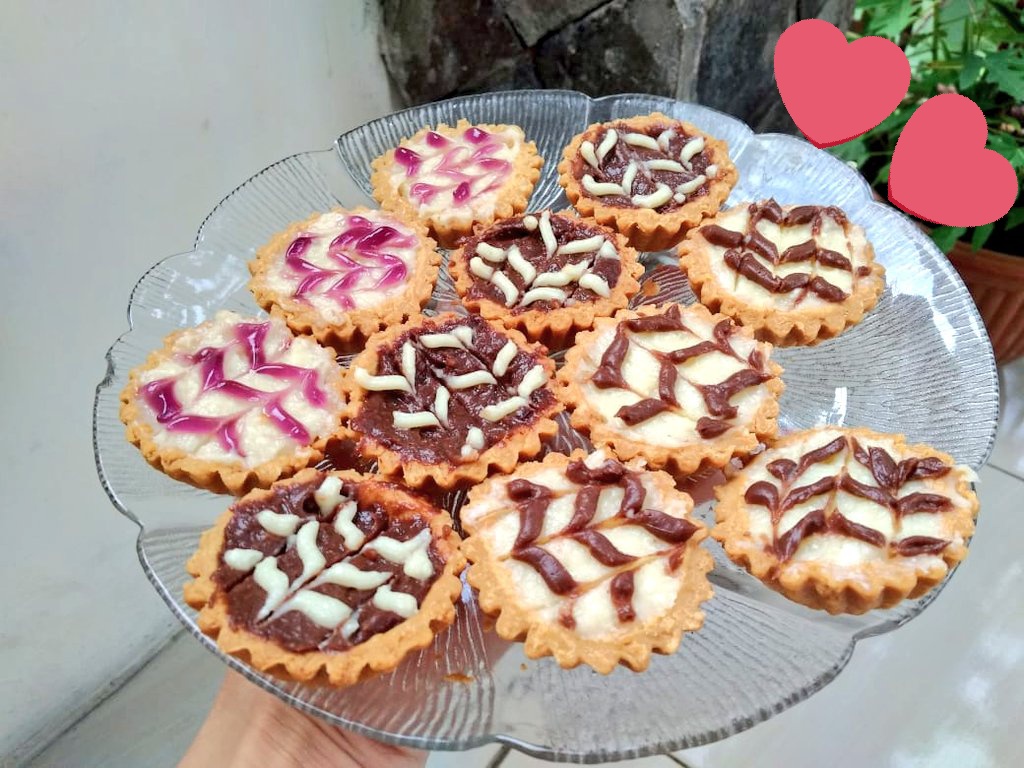 Enak kalau kue buat sendiri, kopinya masih segelas kue nya dah habis 2piring.. Alhamdulillâh abati nya Adam suka... #ngopisoreyuk