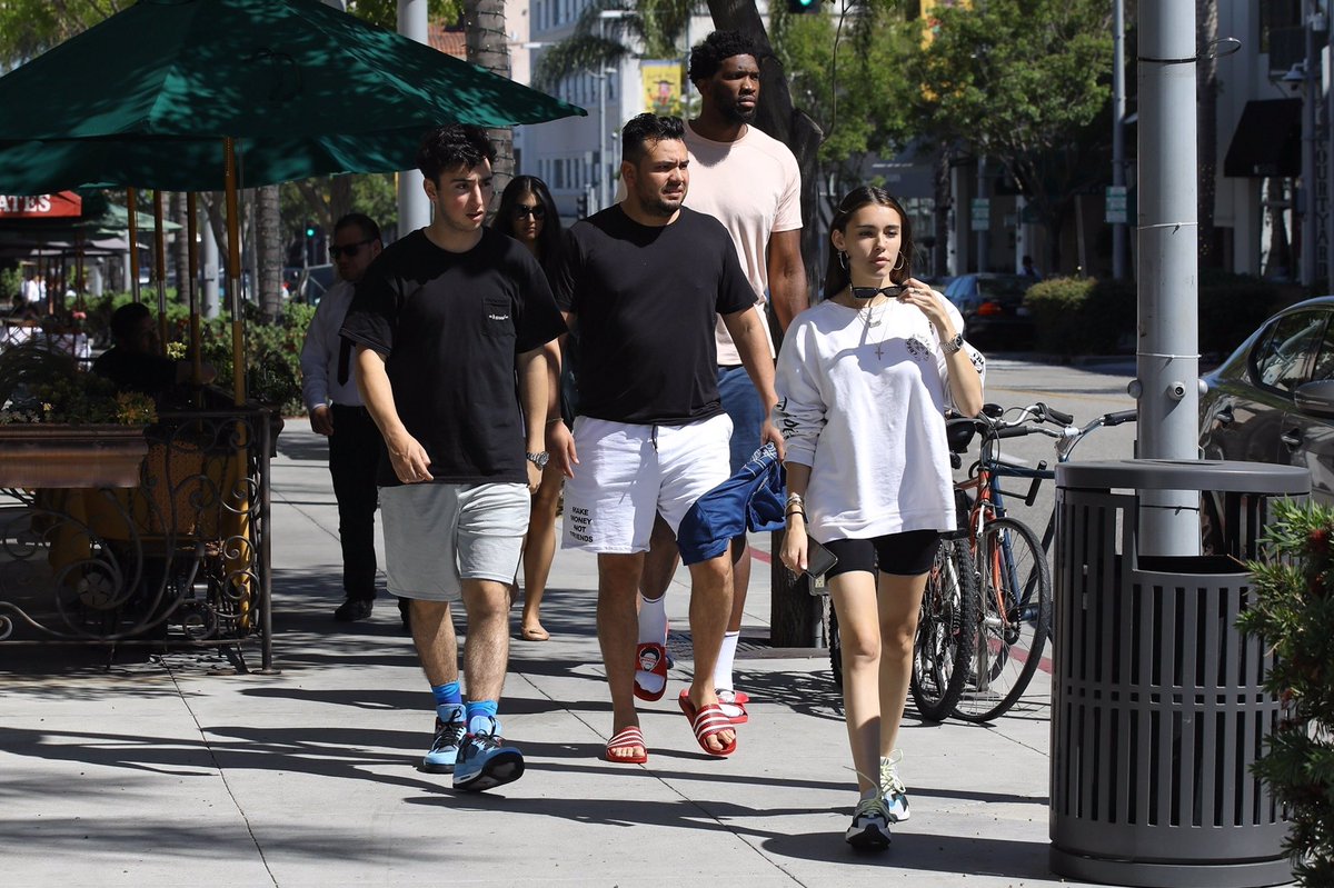 mbcandids's tweet photo. Madison Beer has a lunch date with friends in Beverly Hills (June 13, 2018) https://t.co/AEaCHVSYDx