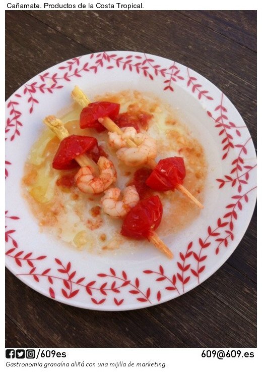 Cañamate, más tropical, imposible!!
Ingredientes:
- #TomateCherry
- #QuisquilladeMotril
- #Cañadeazúcar
- #Aceite
- #Salgorda
La caña de azúcar se utiliza como pinchito en donde se alternan medio cherry con varias quisquillas. 
Dulce y Salado - Tierra y Mar 
Se come tó!!