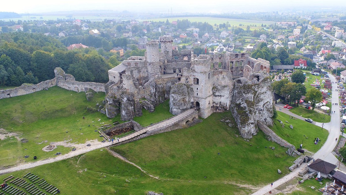 gamebowski's tweet photo. The landscape has changed a little bit after the Battle of Sodden Hill. #TheWitcher IRL 🇵🇱 https://t.co/4zr7Bopc45