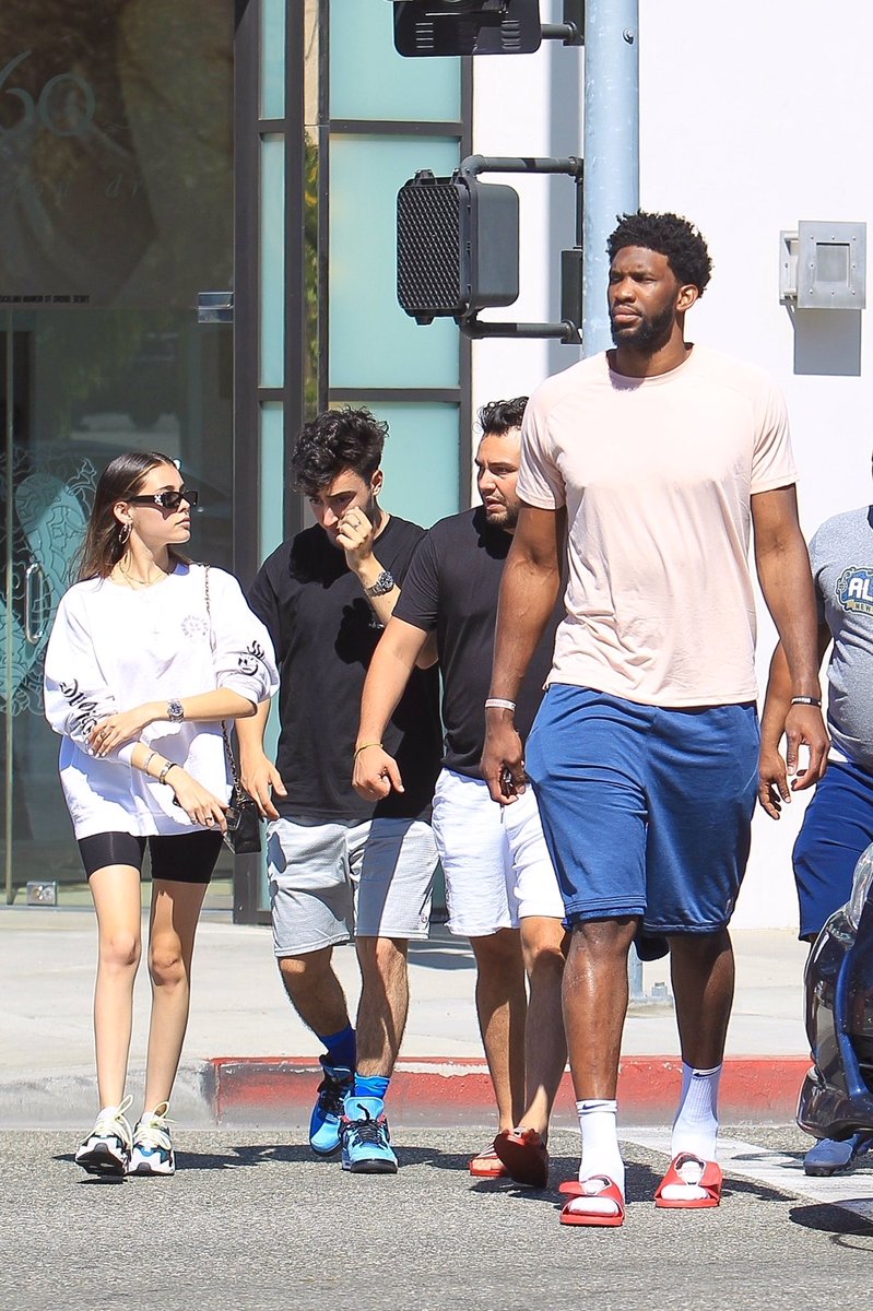 mbcandids's tweet photo. Madison Beer has a lunch date with friends in Beverly Hills (June 13, 2018) https://t.co/9Z037tBxs1