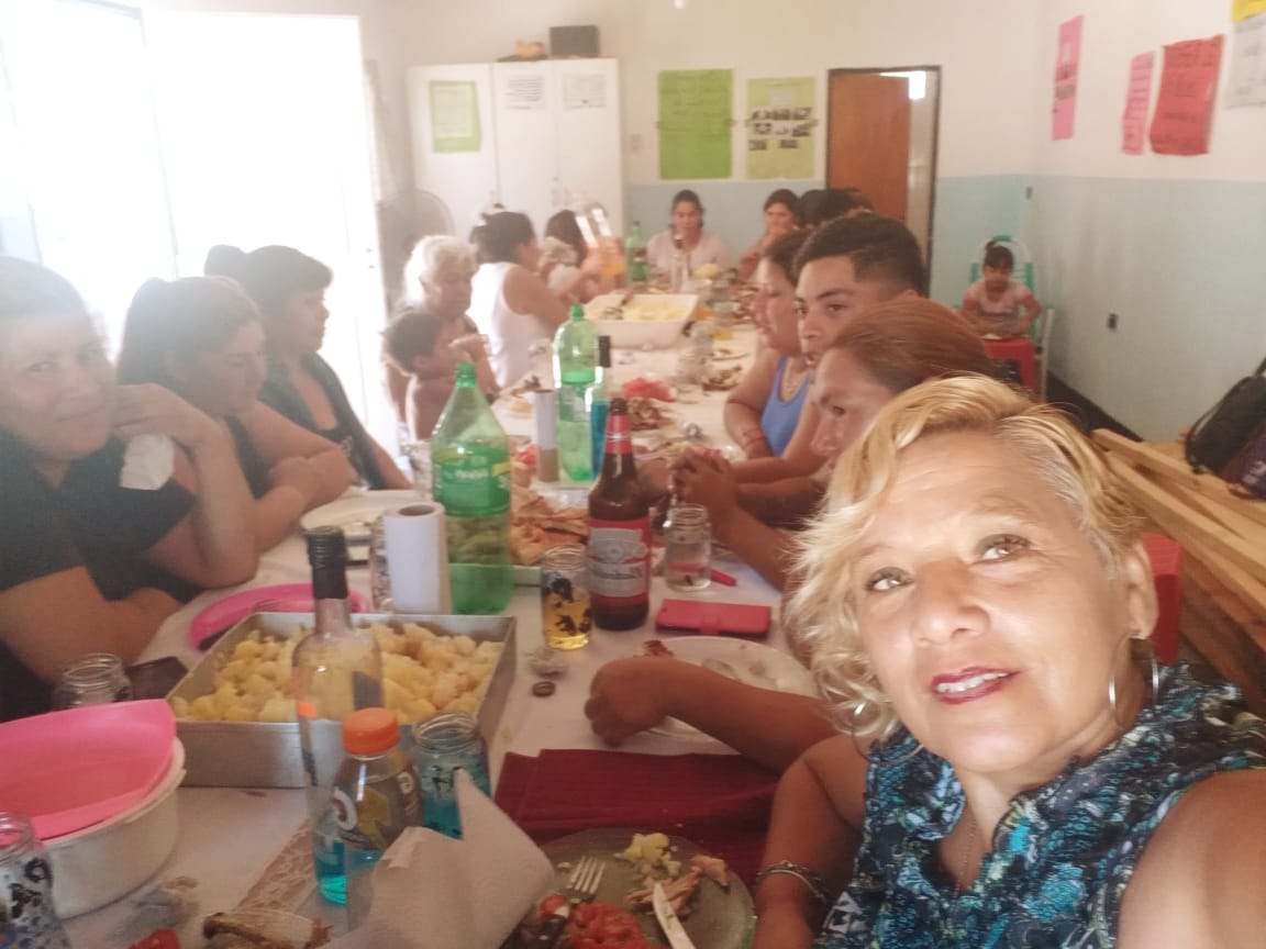 ClaulpCorrales's tweet photo. ✨Gran despedida en el Comedor Pan y Vida coordinado por Sofía Portillo del #BarrioSanCarlos ✨

👉🏽Éstos años no fueron fáciles pero tenemos la esperanza de un 2020 con más oportunidades, es por eso que despedimos este 2019 complicado pensando en un mejor futuro para todos. https://t.co/dRcNysnXfI