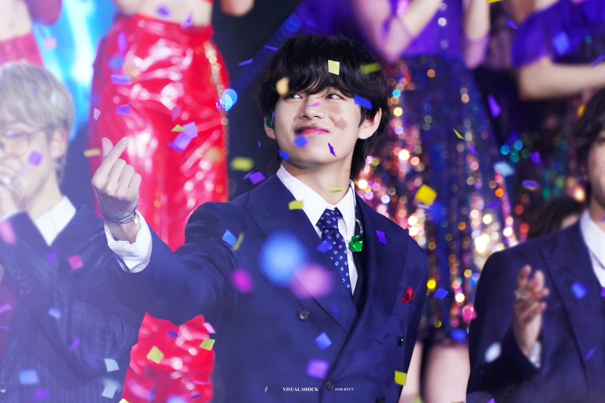 VShock1230's tweet photo. 191227 가요대축제 HQ

정말 천사가 아닐까?

#BTS #BTSV #KimTaehyung #Taehyung #방탄소년단 #방탄소년단뷔  #태형 #김태형 #태태  #防弾少年団 #金泰亨 #テテ @BTS_twt https://t.co/2u5bgoRpf2