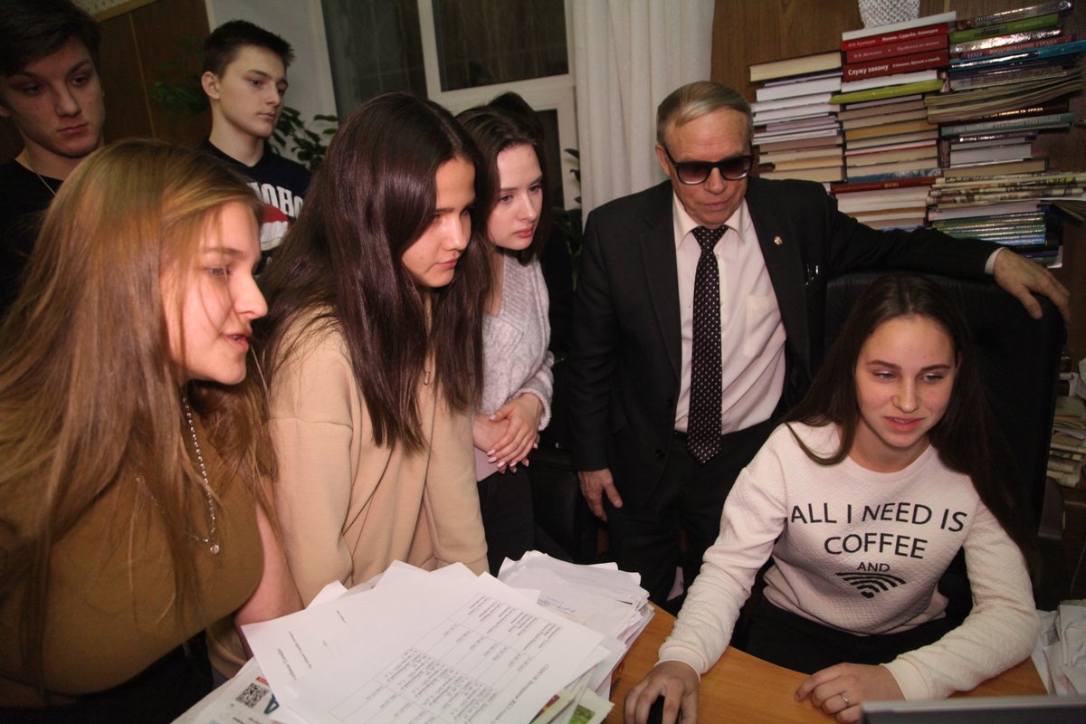 НОВОГОДНЕЕ ПОЗДРАВЛЕНИЕ ОТ ШКОЛЫ ЮНКОРОВ

Люберецкая школа юных корреспондентов сердечно поздравляет всех своих слушателей с наступающим Новым годом! 

Пусть 2020 год принесет вам исполнения желаний и много радости!!!

Иван Борисов.
руководитель школы юнкоров