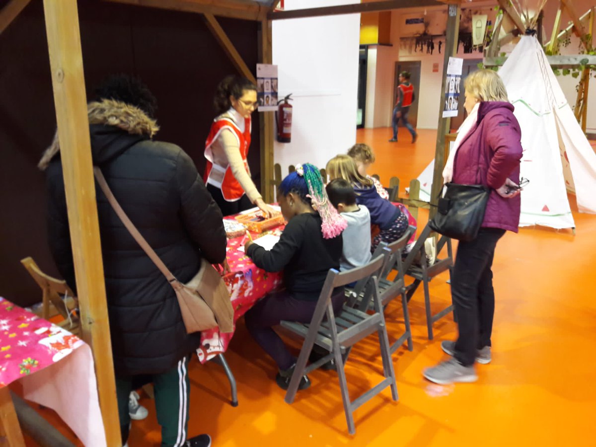vic_turisme's tweet photo. 🏹 Avui, de 16h a 20h pots visitar el poblat de Toro Sentado o el dels siouxs, jugar a futbol, a tennis o amb inflables, aprendre en tallers i veure espectales al Saloon! Tot això i molt més al Festival de la Infància del Sucre 👇🏽
📆 27, 28,29 i 30 des. 1,2,3 gen.
🕛 de 16h a 20h https://t.co/OCgtYDefVz