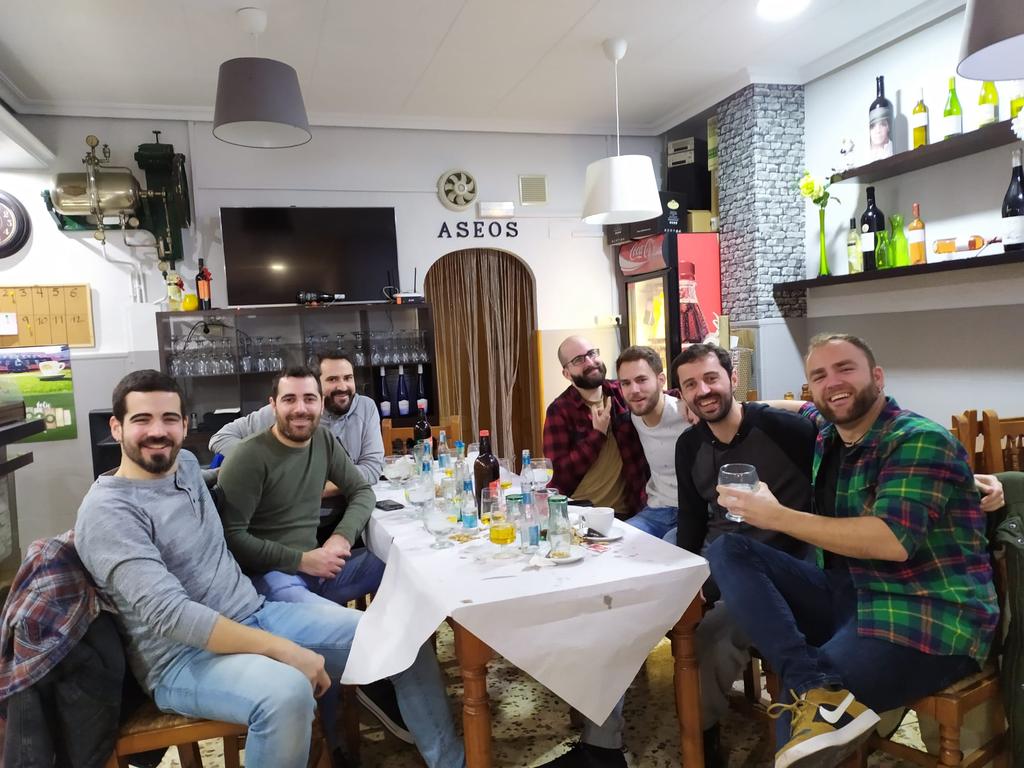 Publicaríem l'innocentada de rigor, però sempre hem escrit textos massa llargs per a Twitter. Al Facebook la teniu.  Nosaltres seguim gaudint de les xicotetes coses que ens ha deixat la vida.
Bon Nadal i bon any!