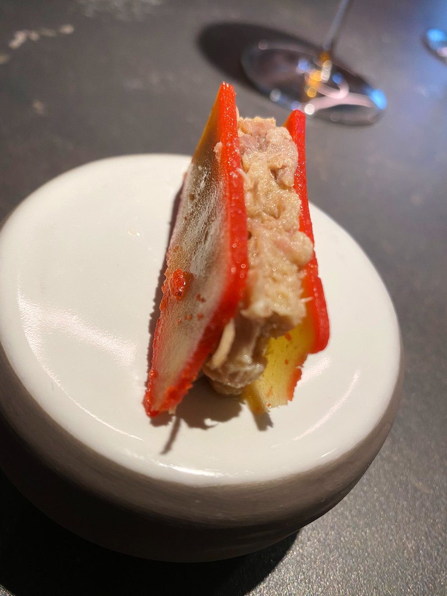 LoletabyLoleta's tweet image. Para los que somos animales de barra, tener a mano a #Kaleja es una gozada. Barra superlativa con la mejor cocina de Dani, Micky, y todo su equipo. Suma además, poder disfrutar de la cocina en vivo. Le auguro y le deseo, como creo que todos, el mayor de los éxitos 1/3