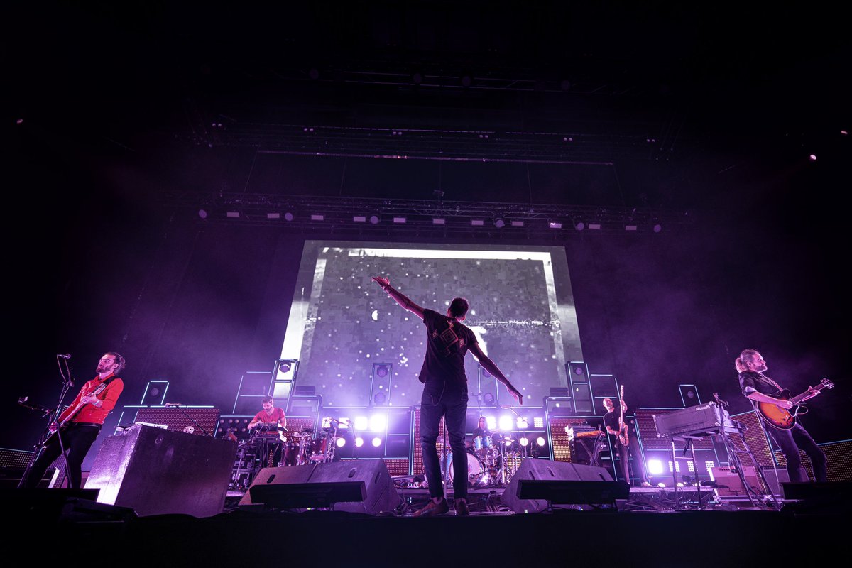 vetustamorla's tweet photo. Madrid, volvemos a volar juntos esta noche o qué?
•18h a 22h -Taquillas @WiZinkCenter 
•19h - Apertura de puertas.
•21h - Concierto.
#MSDL_GIRA #FinDeGira
📷 @aGONizando https://t.co/ta7H7p0rjI