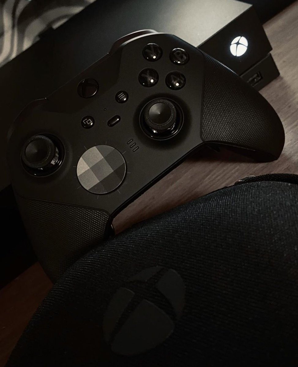 concept_ninjas's tweet photo. THAT IS ULTIMATE BEAUTY!!!
The new elite controller is taking it to new heights and the improved left sensor crystal look is totally smashin' it!
After playing watchdogs 2 with it ... I realized why it's comes with such a hefty price tag...#feelthedifference #xboxoneelite https://t.co/4GVmzIFKAy