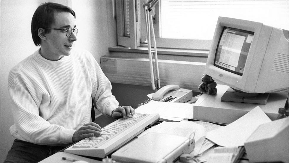 mvidallopez's tweet photo. Linus Torvalds cumple hoy 50 años. Como tantos grandes ingenieros, no ha recibido el reconocimiento que merece.

Aunque quizá no sepas sobre él, su obra es extraordinaria: Linux es ubicuo, lo llevas en el bolsillo, mantiene Internet en pie y lo usas cada vez que enciendes tu TV. https://t.co/t96ExIf25M