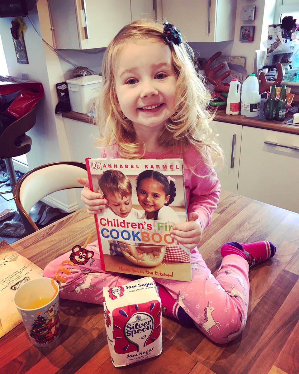 emily_llou's tweet photo. My little chef! Gets it from her mama 🥰 @annabelkarmel #minifoodie #homemade #cookingwithkids https://t.co/iuOci9cFDE