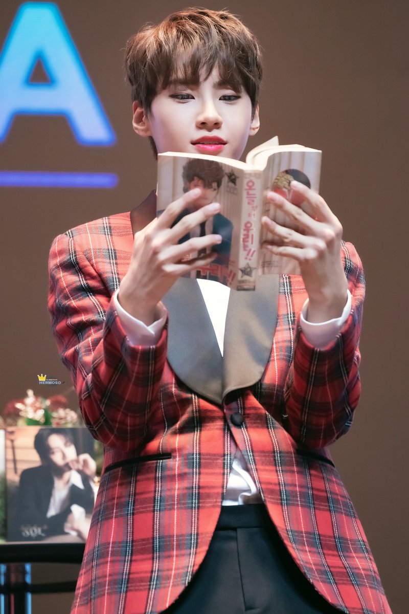 Hermoso_jinhyuk's tweet photo. 191218 메리진혁데이🎄

일권이 없었던건 ,,,
일권이의 큰그림이였을까🧐😆

#이진혁 #LEEJINHYUK #李鎮赫 #아기태양  #SOL #I_Like_That #빌런 #VILLAIN #돌아보지마 #FollowMe_and_You https://t.co/kQrFzmAXuH
