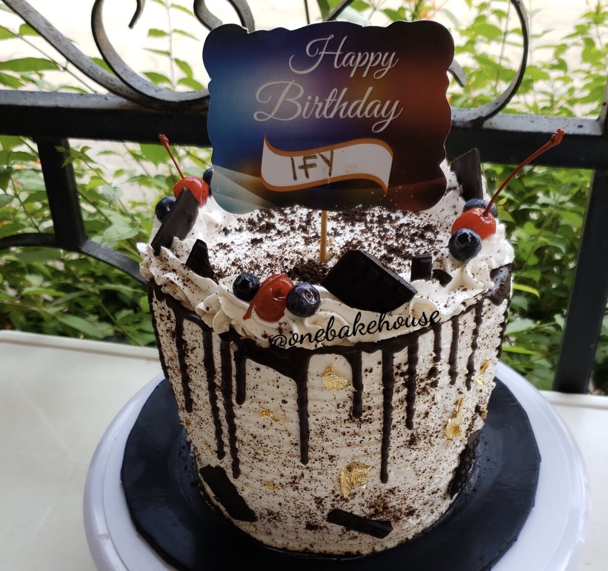 Throwback to this delicious goodness we made for a client. 
#bakersinlagos #bakersinlagosisland  #chocolatecake #buttericing #birthdaycakes