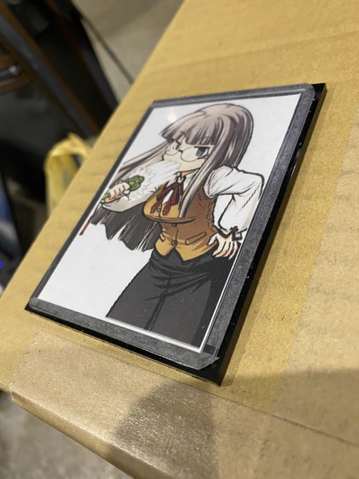 流石に作中の様に紙のカードで再現するのはもう現実ゲーム会社の技術力の域なので分厚くなるんですが、それでもこの厚みに抑えてるのは凄いですね…… 