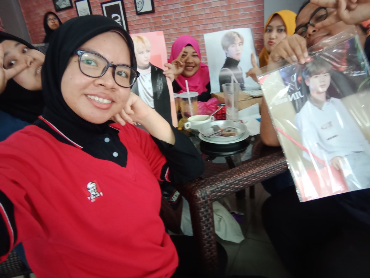 hnsymin_'s tweet photo. #WYWVinPLS #WYWVinMY ร #MagnificentEpiphany is done!! Came very late but organizers still wanna wait for me (rip my non make up face lmao) ๐ญ๐ญ
Thank you guys for short meeting ๐โค๏ธ
@fateynateynjer @adoranamseok @akidchan_ @MunJin_Love8592 https://t.co/7hc27cBkrh