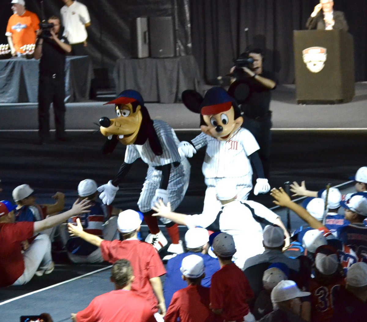 pmichellefulton's tweet photo. Mickey & Goofy came to wish the teams Good Luck!! #Kings #DisneyBaseball https://t.co/KcCLWmASsd