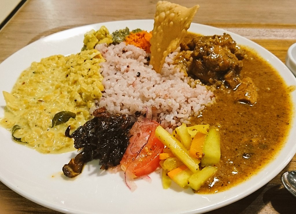 devour_curry's tweet photo. 青山一丁目/香辛 (スリランカ)
香辛セイロンカレー

夜は香辛料をふんだんに使った薬膳鍋等を出しているお店のスリランカプレート
上品で食べやすくもスパイス効いてます
青山通り反対側のタップロボーンとはまた違った方向性の美味しさ!
甘くないコーヒーゼリーも◎ https://t.co/oOzMOqWe8E