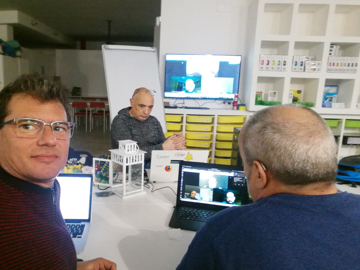 DllamasDavid's tweet photo. Videoconferencia amb @fgcoca @Didactronica @ToniMorenoRey @MigAntPena i @CatiQuintana per parlar de les formacions de #RobolotTeam i @educacont1
#IoT https://t.co/omcbGi6IFZ