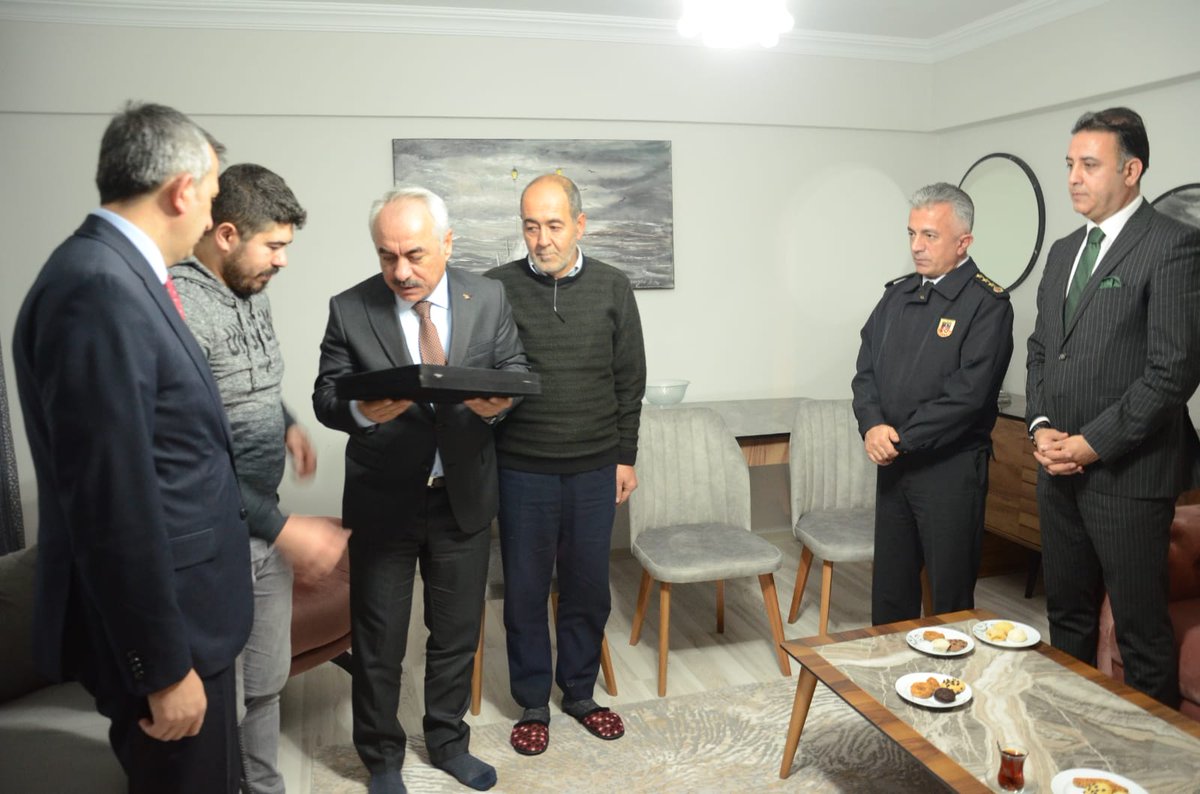 İçişleri Bakan Yardımcımız Sayın Mehmet ERSOY, Valimiz Sayın Yunus SEZER ve İl Müdürümüz Sayın Hüsnü Bengin EFETÜRK'ün Gazimiz Gökhan GÜNAYDIN ve ailesini ziyaretleri.<a href="/ailevecalisma/">Cshabakanligi</a> <a href="/ZehraZumrutS/">Zehra Zümrüt Selçuk</a> <a href="/sehit_gazi/">Birileri Can Verir Yurdu Yaşatmak İçin</a> @BenginEfeturk